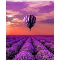 Насыщено фиолетовый шар над лавандовым полем