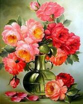 Садовые розы в прозрачной вазе