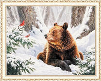 Мишка в зимнем лесу и красные птички